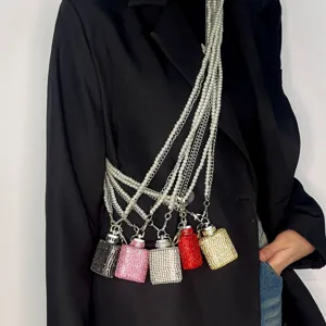 Modische Strass Flachmann Schlüsselanhänger Halskette mit Perlenketten Detailbild.