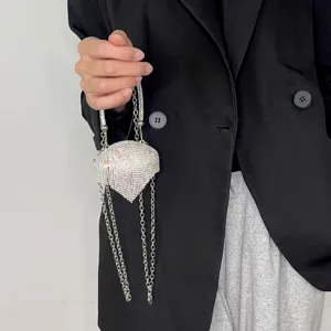 Glänzende Strass Mini Handtasche mit Metallketten und Fransen für elegante Damen.