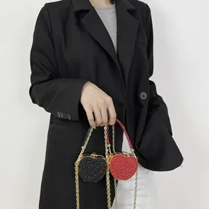Schicke Strass Herzförmige Mini Umhängetasche mit edler Metallkette für modebewusste Damen.