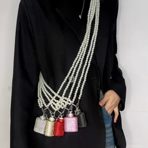Detailansicht mehrsträngiger Perlenkordel mit Strass-Miniflaschen-Anhänger, modisches Accessoire.