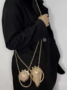 Mini Kristallkugel Strass Umhängetasche Detail, luxuriöse goldene Quasten Abendtasche Damen.