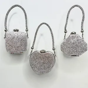 Set silberner Kristall-Abendtaschen, quadratisch, Apfel und geometrisch mit Strassgriffen.