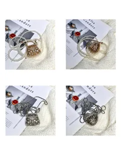 Detailansicht der kleinen Strass-Perlenketten-Tasche, stilvolles Hohldesign für mode Outfits.