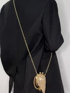 Detailaufnahme der Mini Strass Kristall Kugel Umhängetasche mit Kette und Quasten.