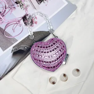 Atemberaubende rosa Strass-Herz-Abendtasche mit klarem Perlenhenkel und Metallverschluss.