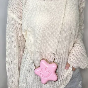 Rosa sternformige Hartschalen-Umhängetasche mit Perlenkette und niedlichem Smiley.