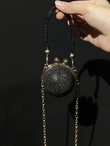 Mini runder Kristall-Abendbeutel mit Strasssteinen, Goldkette und Perlen-Tragegriff.