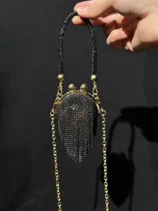 Elegante schwarze Perlenabendtasche mit Strassquaste und goldener Hardware zum Umhängen.