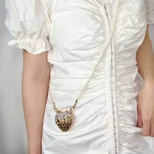 Nahaufnahme der mini herz strass perlenkette umhängetasche, mode zarte accessoire.