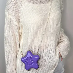 Lila sternförmige Umhängetasche mit Perlenkette und niedlichem Smiley-Gesicht-Design für Damen.