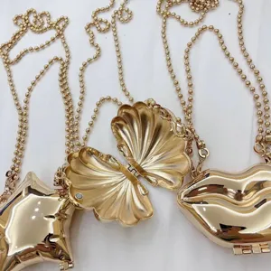 Metallic Mini Umhängetasche Set mit stilvollen Lippen-, Muschel- und Sternformen und Kette.