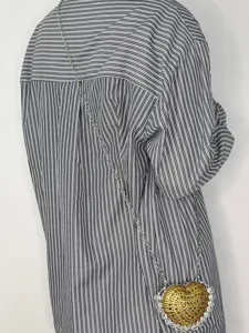 Detailansicht der glitzernden Kristall-Herz-Umhängetasche mit schicker Metallkettentasche.
