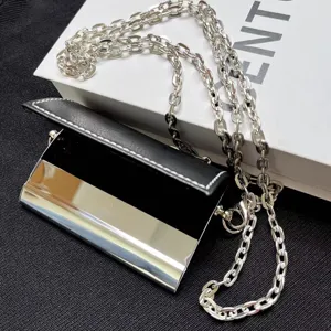 Mini sac porte-cartes bandoulière métallisé avec chaîne argentée petite pochette chic.