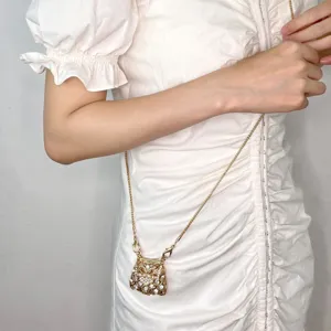 Mini Strass ausgehöhlte Ketten Umhängetasche Detailaufnahme mit funkelndem Kristall Design.