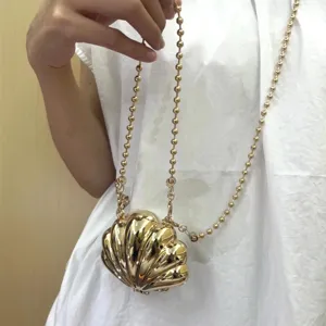 Goldschimmernde Mini Muschel Umhängetasche mit Perlenkette stilvolle elegante Abendtasche