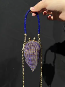 Atemberaubende blaue Strass Fransen Umhängetasche mit Goldkette und Klickverschluss.