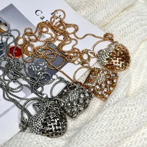 Mini Strass Handtasche Anhänger Detail, exquisites hohles Kristall Metall Halsketten.