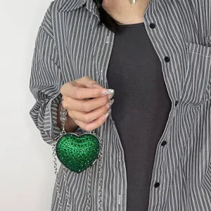 Schicke herzförmige Mini Strass Umhängetasche mit elegantem Kettenriemen für Damen.