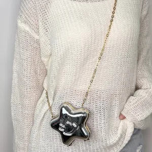 Silberne sternförmige Umhängetasche mit Kette und süßem lächelndem Gesicht Design für Damen.
