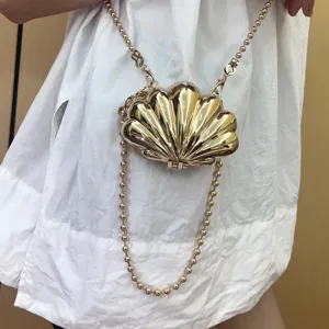 Goldene Metallmuschel Umhängetasche, elegante modische Mini Abendtasche mit Perlenkettenriemen.