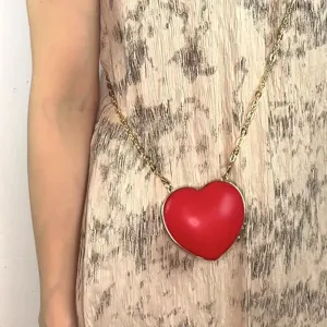 Rote herzförmige Mini-Umhängetasche mit Goldkette, PU-Leder Abendtasche Detailansicht.