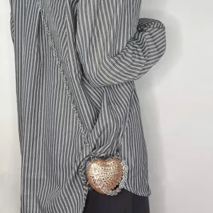 Detailansicht einer luxuriösen Strass-Herz-Umhängetasche mit Kette und Perlen.