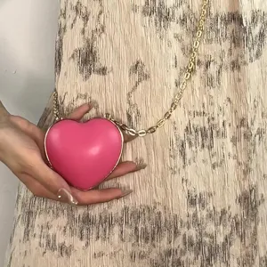 Mini rosa herzförmige Umhängetasche mit Goldkette, elegante Abendtasche aus PU-Leder.