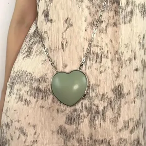Schicke grüne herzförmige Mini-Umhängetasche, perfekte Abendtasche für Lippenstift u. mehr.