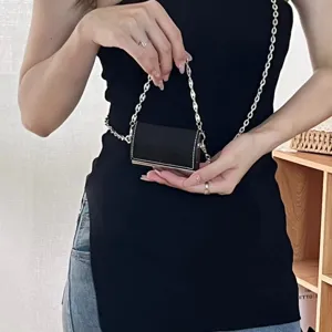 Mini sac bandoulière noir pour cartes avec chaîne argentée, petit étui carré élégant.