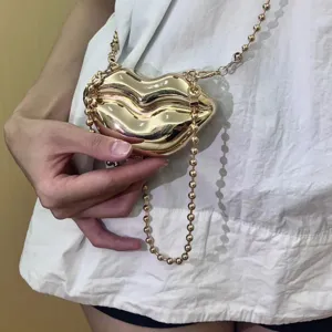 Goldene metallische lippenformige Mini Umhaengetasche Detail, stilvolle Abendtasche mit Kette.