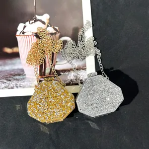 Detailansicht von Mini Strass Abendtaschen in Gold und Silber mit Ketten, schick und glänzend.