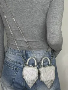 Detailansicht der glitzernden Strass Mini Kettentaschen mit Quasten-Akzenten und Design.