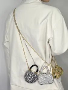 Detailansicht wunderschöner glänzender Strass Mini Umhängetaschen mit edlen Metallketten.