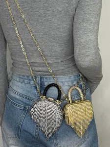 Detailaufnahme der glitzernden Strass-Kettentaschen an der Taille, stilvolle Mini-Abendtasche.