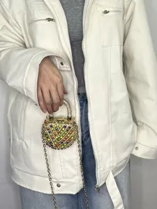 Exquisite Mini Strass Umhängetasche mit bunten Kristallen und goldener Kette für Damen.
