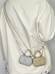 Mini Strass Ketten Tasche Detail mit glitzernden Kristallen und eleganten Metallriemen.
