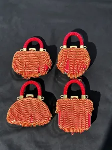 Rote Strass Mini Abendtasche mit Quaste und goldener Hardware fur elegante Damenpartys.