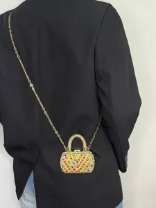 Detailansicht einer Mini Strass Ketten Umhängetasche mit bunten Kristallen und goldener Hardware.