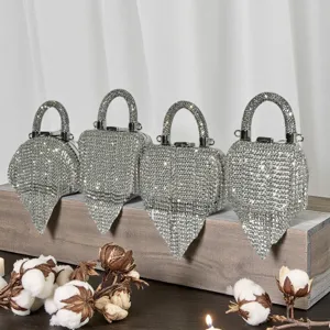 Strass Abendtasche Detailansicht mit funkelnden Kristallfransen und edlem Henkeldesign.