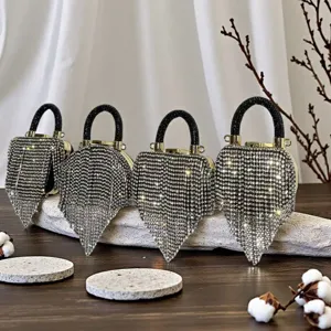 Detailansicht der luxuriösen Kristall Strass Abendhandtasche mit funkelnder Mini Tasche.
