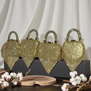 Detailansicht der goldenen Strass Abendtasche, glitzernde Kristall Tränentasche, Luxus Minitasche.