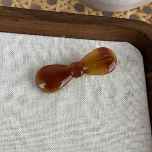 Nahaufnahme der eleganten schildpattfarbenen Schleifen-Haarspange mit glänzendem Acetat.