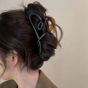 Dettaglio molletta per capelli opaca a forma di cuore, elegante accessorio quotidiano.