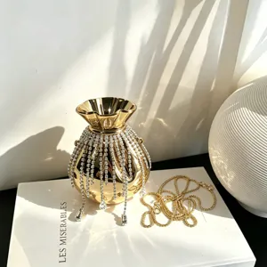 Goldene Strass-Fransen Abendtasche Detailansicht, luxuriöse Metallic-Beutel Handtasche Kette.
