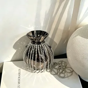 Nahaufnahme einer trendigen Strass-Quasten-Umhängetasche mit Metallic-Effekt für Partys.