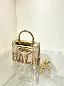 Detailansicht der luxuriösen goldenen Strass Quasten Abendtasche mit Kristallfransen.