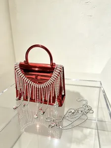 Rote Acryl Abendtasche Box mit glitzernden Strass Fransen Quasten und Metallkettengurt.