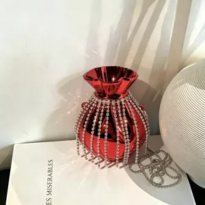 Rote glänzende Strass-Quasten-Umhängetasche, luxuriöse Abend-Bonbontasche, Nischen-Designerhandtasche.