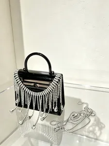 Schwarze Acryl Box Abendtasche mit funkelnden Strass Fransen, elegante Umhängetasche für Damen.