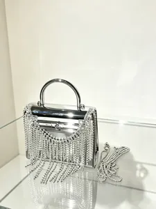 Detailansicht der silbernen Strass-Quasten Abendtasche mit Metallfinish und Kette.
